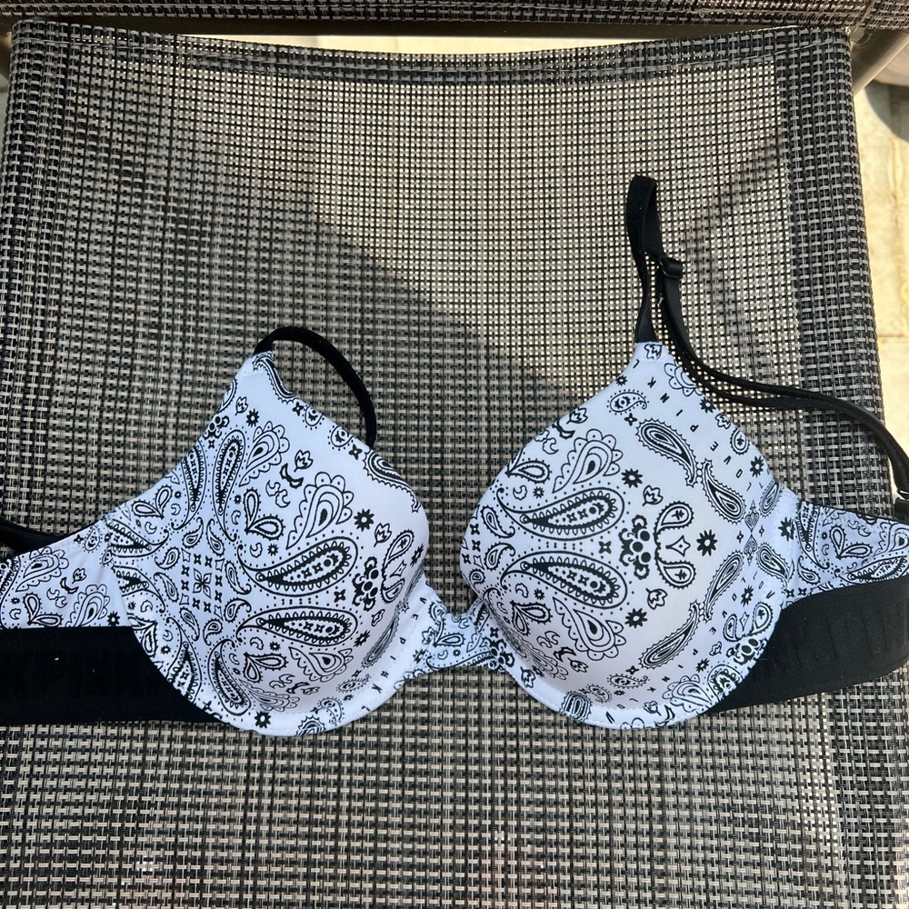 Victoria’s Secret wear everywhere t-shirt lightly lined 32C